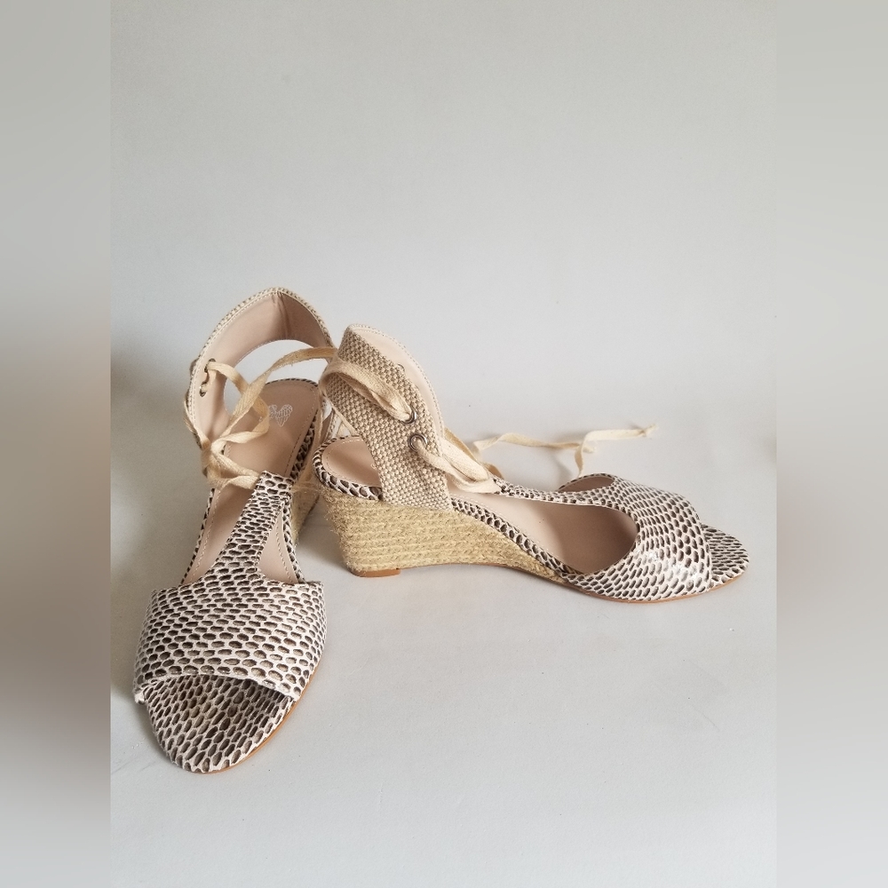 Women's unbranded wedge espadrille sandal snakeskin pattern grey & white Sz 6.5M